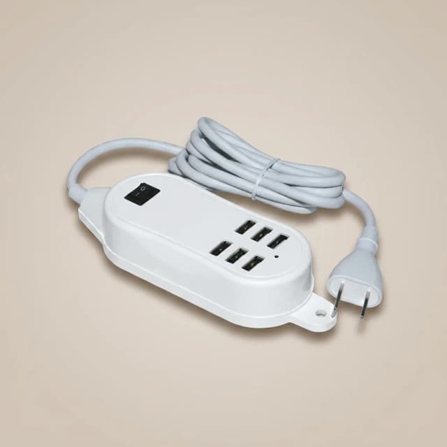 Cargador multitoma 6 puertos USB 30W personalizado con logo corporativo sobre fondo blanco de estudio