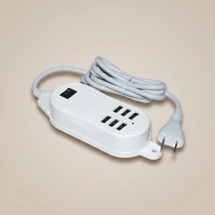 Cargador multitoma 6 puertos USB 30W personalizado con logo corporativo sobre fondo blanco de estudio