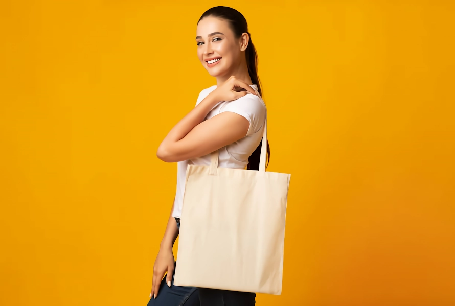 Mujer cargando una tote bag