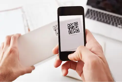 Persona escaneando un código QR