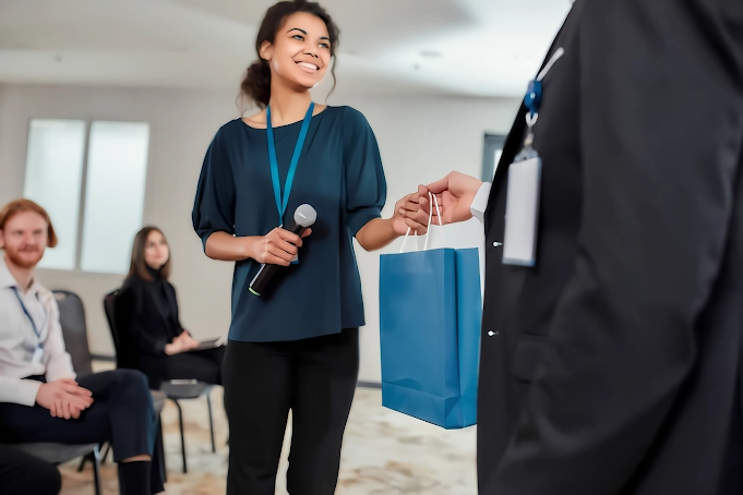 Mujer recibiendo una bolsa de regalo